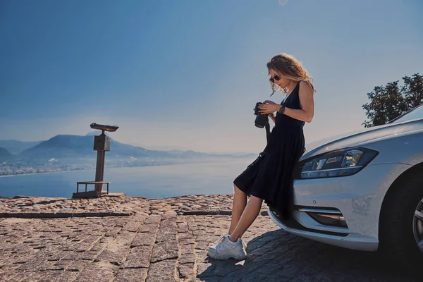 Photographe voyageur avec caméra dslr près de sa voiture — Photo