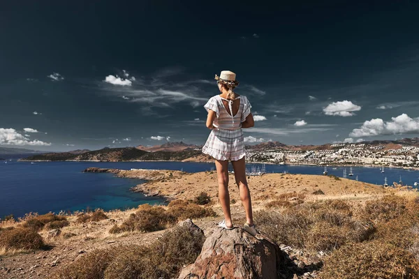 Jeune femme voyageur debout sur un rocher et bénéficiant d'une belle vue — Photo