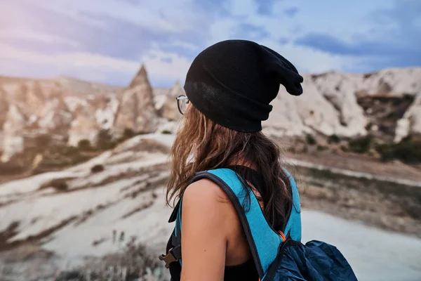 Beautiful tourist woman enjoing view of Love valley in Goreme village. — Stock Photo, Image