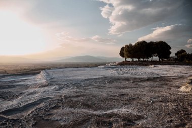 Günbatımı sırasında Pamukkale travertenleri doğal havuzlar karbonat