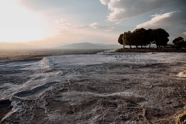 Günbatımı sırasında Pamukkale travertenleri doğal havuzlar karbonat