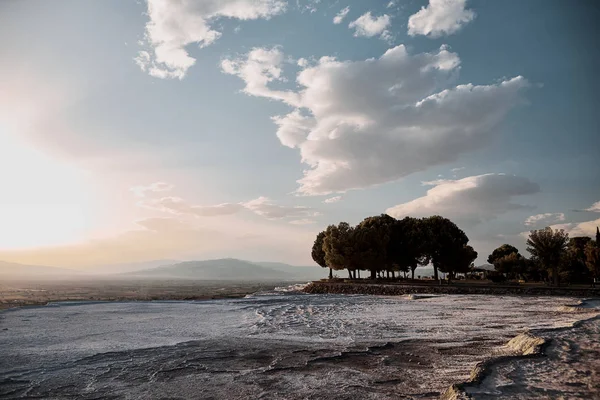 Karbonat travertines de naturliga poolerna under solnedgången, Pamukkale — Stockfoto