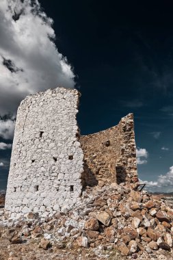 Türkiye 'de Bodrum' a bakan yıkılmış yel değirmenleri.