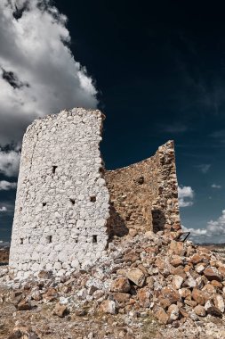 Türkiye 'de Bodrum' a bakan yıkılmış yel değirmenleri.