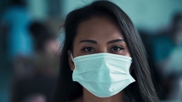 Junge asiatische Frau trägt eine Medizinmaske — Stockvideo