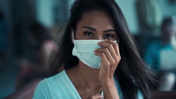 Jeune femme asiatique portant un masque de médecine — Video