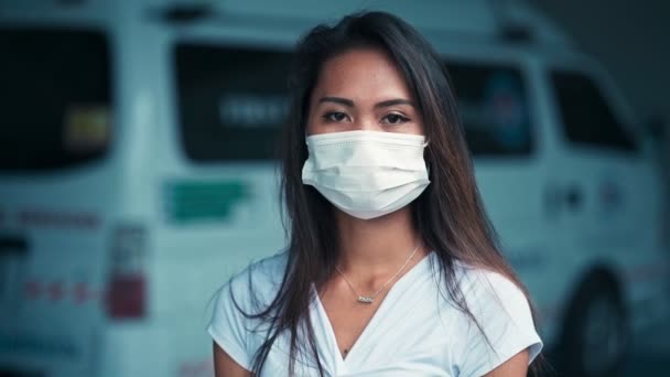 Giovane donna asiatica indossa una maschera medicina — Video Stock