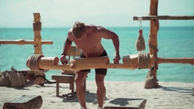 Spor salonundaki plajda beden eğitimi.
