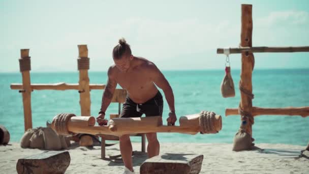 Γυμναστήριο άνθρωπος κατάρτισης στην παραλία στο Eco γυμναστήριο — Αρχείο Βίντεο
