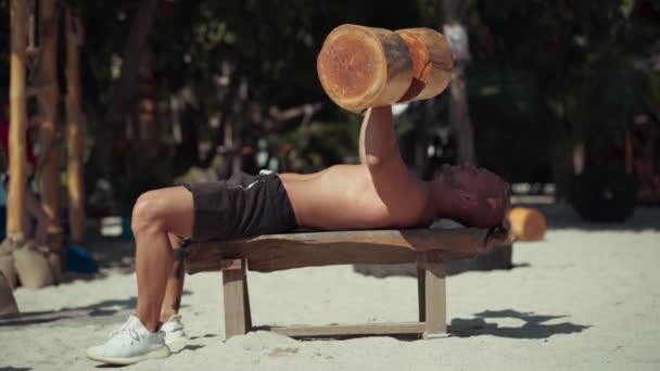 Fitness man träning på stranden i Eco gym — Stockvideo