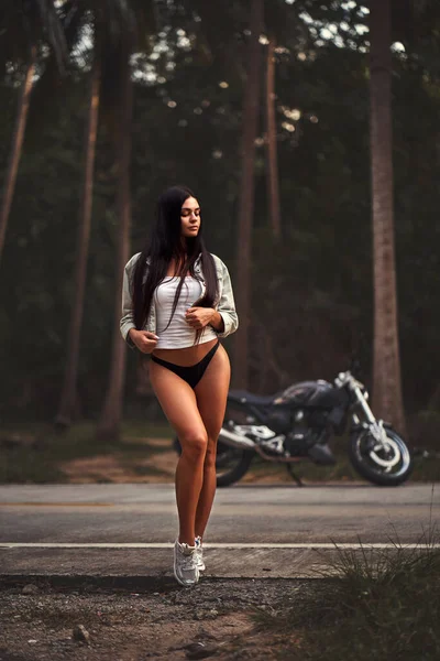 Kafe yarışçısı tarzında siyah motosikletli seksi bir kadın. — Stok fotoğraf