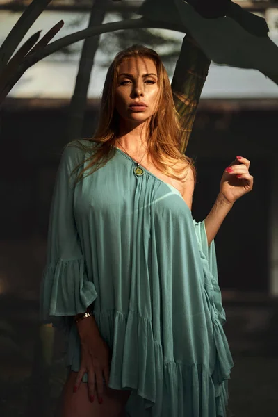 Photo de mode de belle jeune femme portant une robe verte — Photo