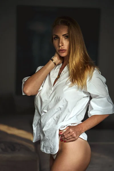 Moda zdjęcie pięknej młodej kobiety w białej koszuli — Zdjęcie stockowe