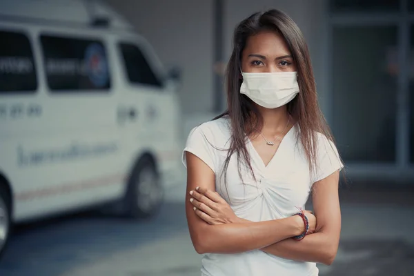 Jovem bela mulher asiática ou enfermeira hospitalar usando máscara protetora médica — Fotografia de Stock