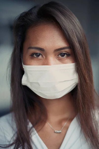 Young beautiful Asian woman or hospital nurse using protective medical face mask — Stockfoto