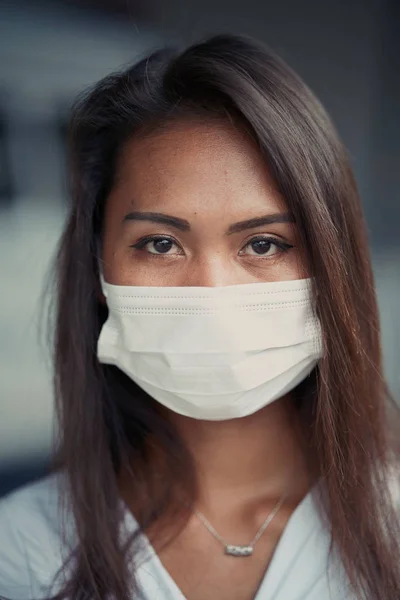 Muda cantik Asia wanita atau perawat rumah sakit menggunakan pelindung wajah wajah topeng — Stok Foto