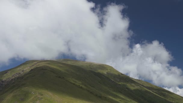 Fondo pintoresco con nubes y pico de montaña — Vídeos de Stock