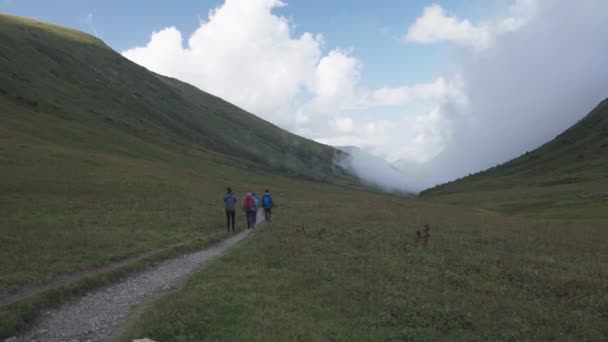 Bzerpinskiy karniz, eine Gruppe von Wanderern auf einem Bergpfad — Stockvideo