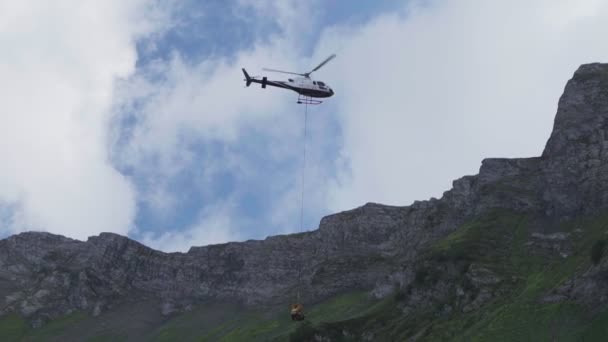 Despegue de helicópteros en las montañas — Vídeos de Stock
