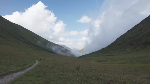 Wolken in de bergen, Bzerpinskiy Karniz — Stockvideo