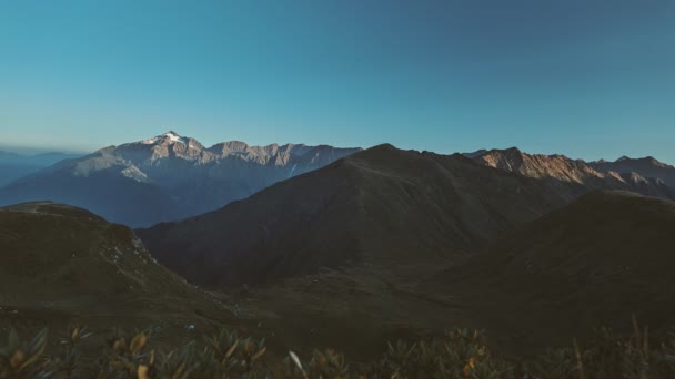 Moment du lever du soleil dans les montagnes du Caucase, Sotchi, Russie — Video
