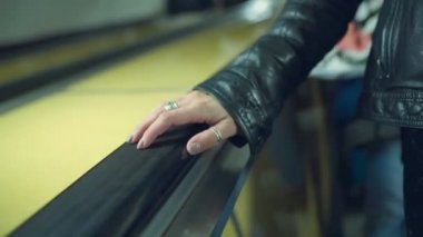 Yürüyen merdivende yürüyen bir kadın.