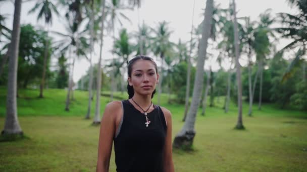 Aziatische vrouw mediteren in de jungle — Stockvideo