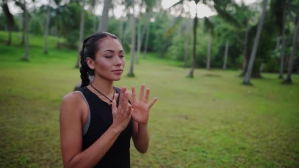 Азиатская женщина медитирует в джунглях — стоковое видео