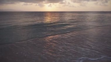 Günbatımında tropik plaj