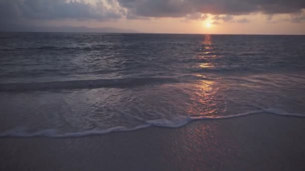 Tropická pláž při západu slunce — Stock video