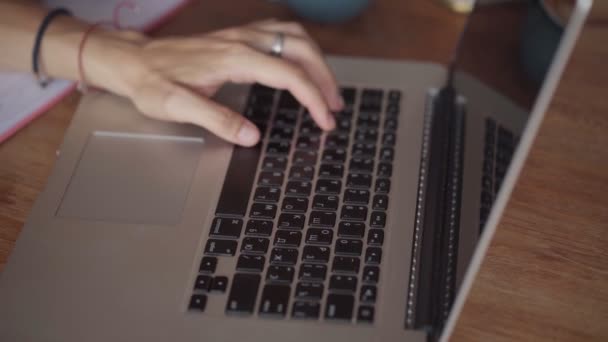 Zbliżenie Happy przyjaciółki pracuje razem z laptopem w kawiarni na świeżym powietrzu — Wideo stockowe