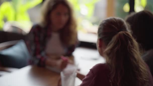 Amigos sentados en la cafetería y disfrutar de la charla de café. — Vídeo de stock