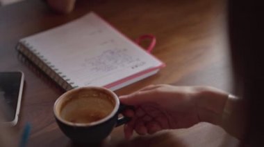 Arkadaşlar kahve dükkanında oturup kahve sohbetinin tadını çıkarıyorlar.