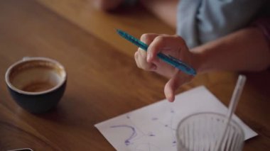 Arkadaşlar kahve dükkanında oturup kahve sohbetinin tadını çıkarıyorlar.