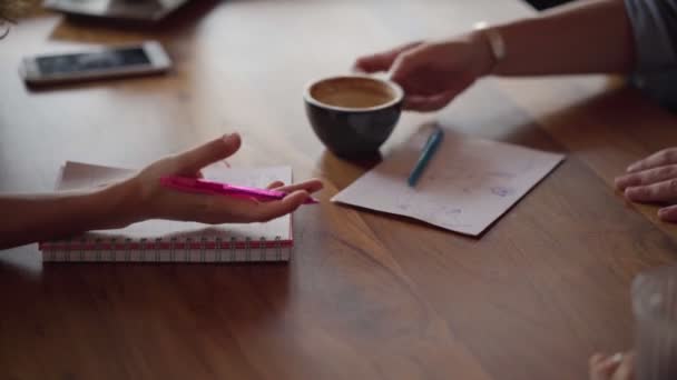 Barátok ül a kávézóban, és élvezze a kávé beszélgetés — Stock videók