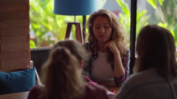 Vänner som sitter på caféet och njuter av kaffesamtal — Stockvideo