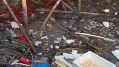 su kirliliği, boş plastik şişe