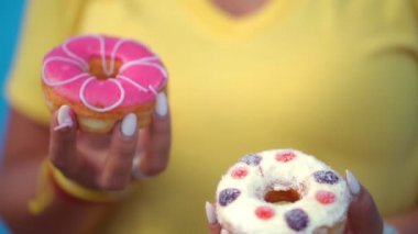 Çörek yiyen kadın.