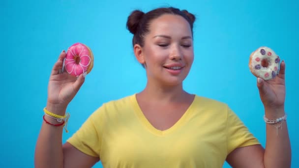Mulher cobrindo seus olhos com donuts — Vídeo de Stock