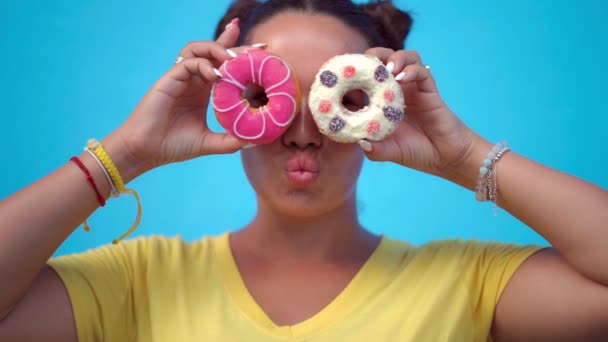 Femme couvrant ses yeux de beignets — Video