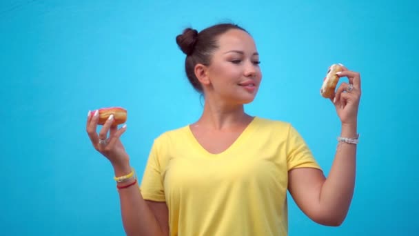 Woman eating donuts — Stock Video