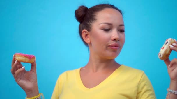 Femme mangeant des beignets — Video