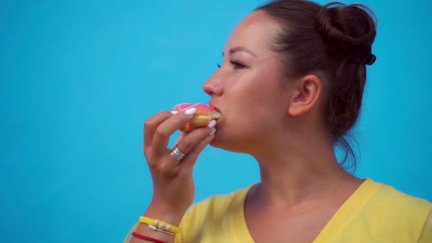 Kobieta jedząca pączki — Wideo stockowe