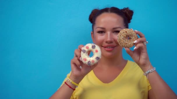 Vrouw die donuts eet — Stockvideo