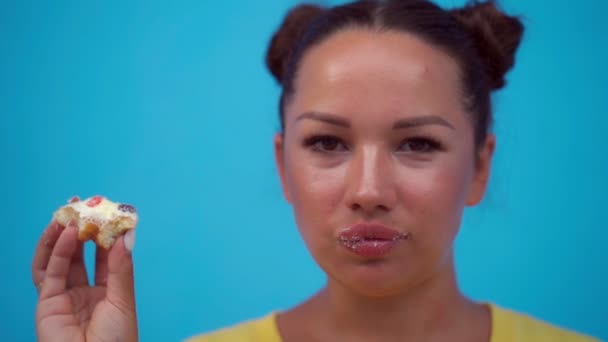 Kobieta jedząca pączki — Wideo stockowe