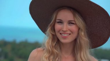 Hasır şapkalı güzel kız.