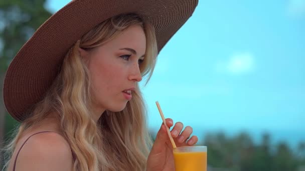 Красивая летняя девушка выпивает коктейль в отпуске — стоковое видео