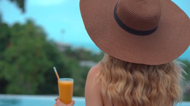 Güzel yaz kızı tatillerde kokteyl içiyor. — Stok video