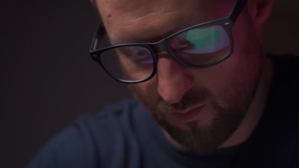 Reflection in Férfi szemüveg. Irodai rutin, egy férfi ír. — Stock videók