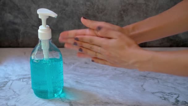 Mulher usando álcool gel esfregue para lavar as mãos — Vídeo de Stock